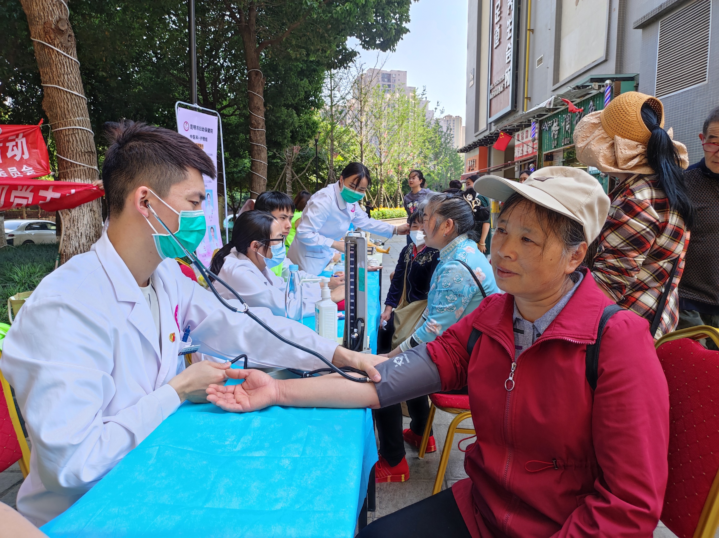 共联共建促发展，义诊服务送温暖——云南经济管理学院医学院康复系党支部联合昆明市妇幼保健院中医科党支部及昆明市五华区龙院社区党委开展健康义诊活动 第 1 张